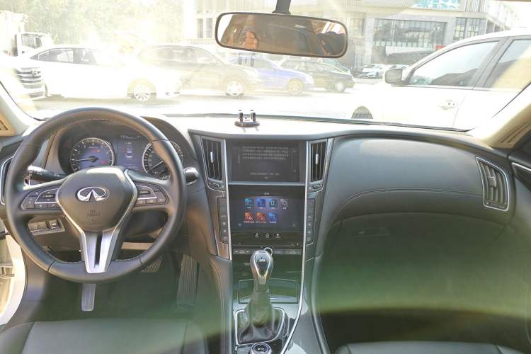 Used Infiniti Q50L 2022 2.0T Comfort Edition Center Console