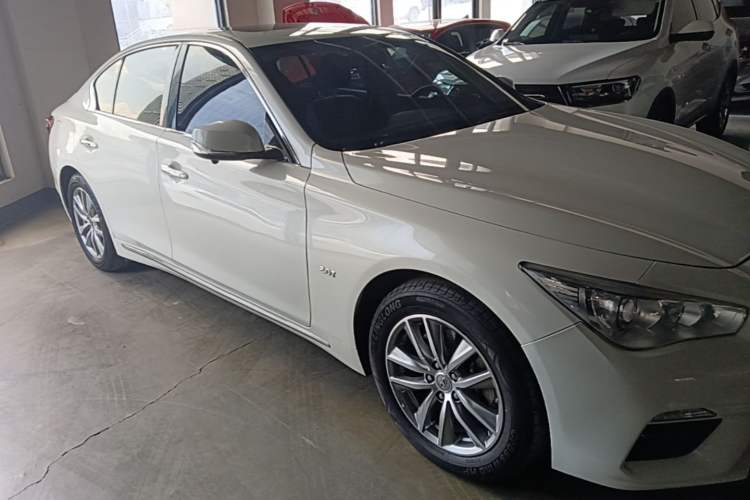 Used Infiniti Q50L 2022 2.0T Comfort Edition Front Right 45 Deg