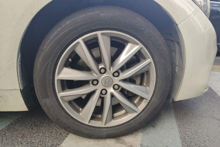 Used Infiniti Q50L 2022 2.0T Comfort Edition Right Front Wheel Hub