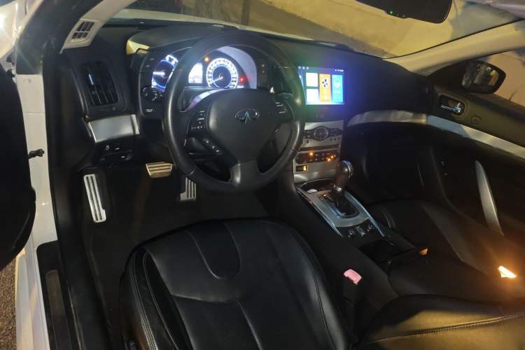 Used Infiniti Q60 2013 3.7L Center Console