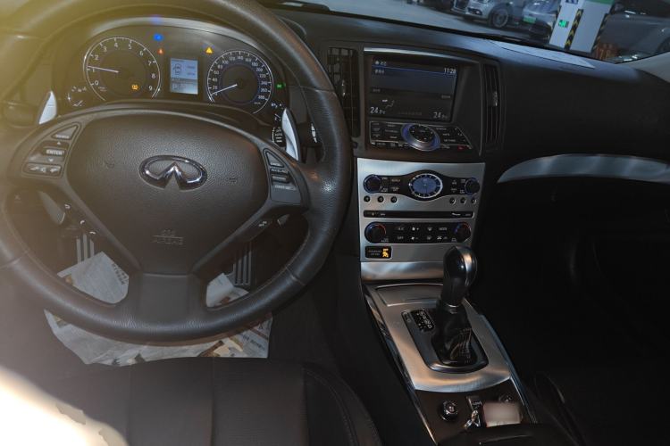 Used Infiniti Q60 2013 3.7L Center Console