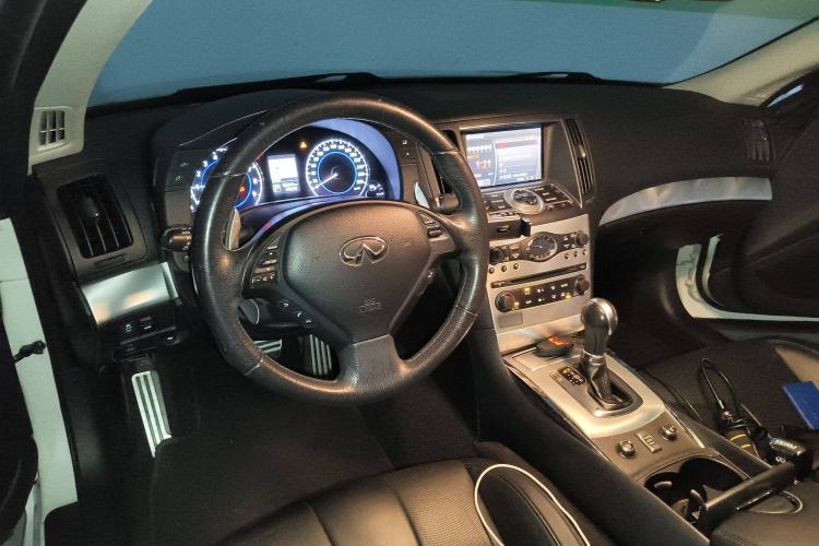 Used Infiniti Q60 2013 3.7L Center Console