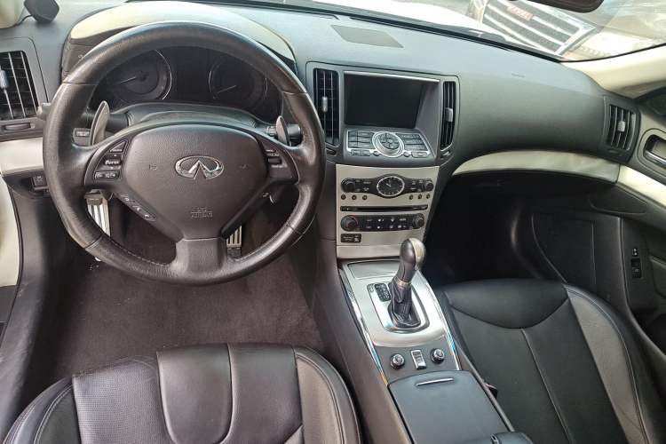 Used Infiniti Q60 2013 3.7L Center Console