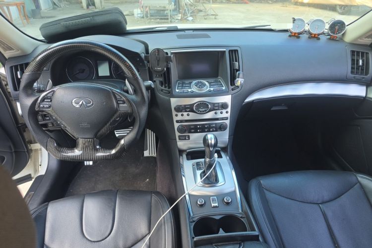 Used Infiniti Q60 2013 3.7L Center Console