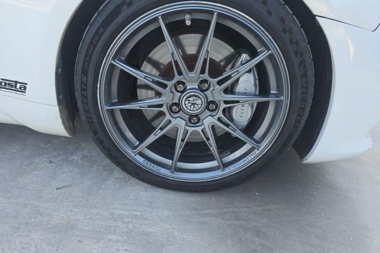 Used Infiniti Q60 2013 3.7L Right Front Wheel Hub