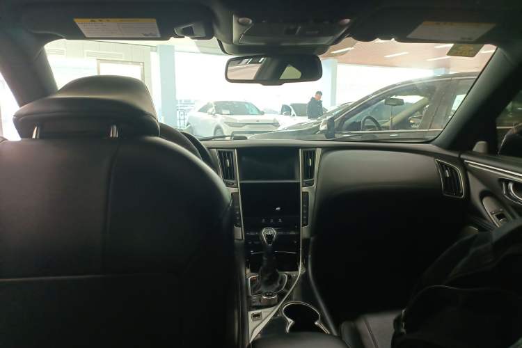 Used Infiniti Q60 2017 2.0T Luxury Edition Center Console