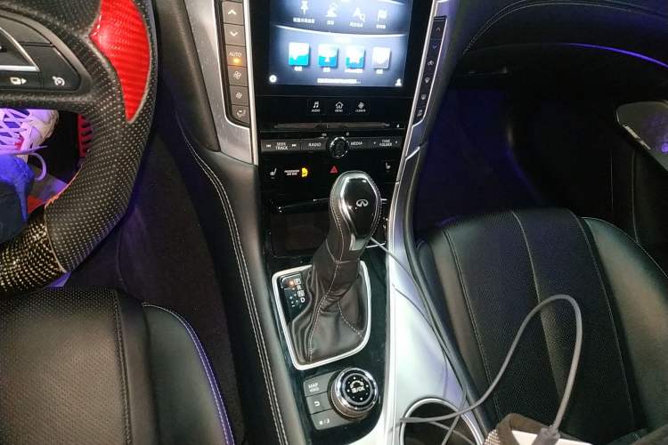 Used Infiniti Q60 2017 2.0T Luxury Edition Gear Lever