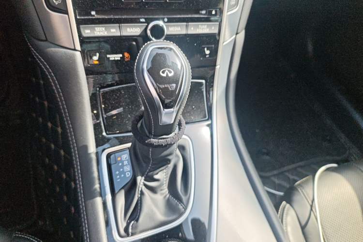 Used Infiniti Q60 2017 2.0T Luxury Edition Gear Lever