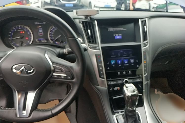 Used Infiniti Q60 2019 2.0T Luxury Edition Center Console