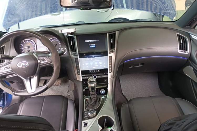 Used Infiniti Q60 2019 2.0T Luxury Edition Center Console