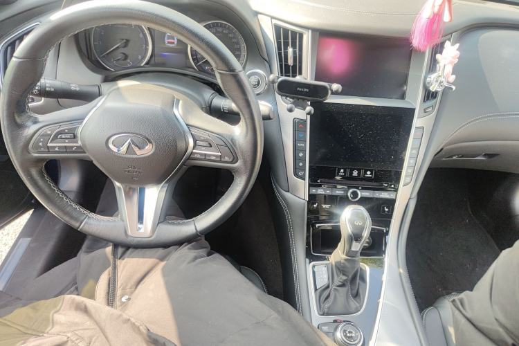 Used Infiniti Q60 2019 2.0T Luxury Edition Center Console