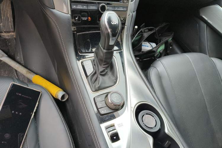 Used Infiniti Q60 2019 2.0T Luxury Edition Gear Lever