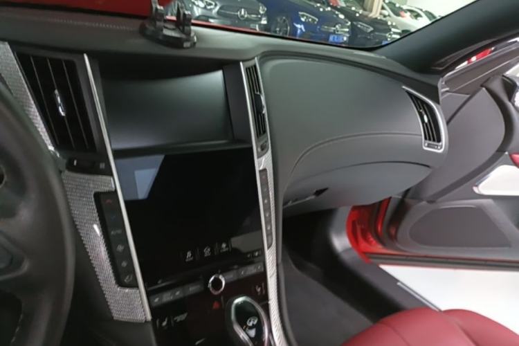 Used Infiniti Q60 2019 S 2.0T Luxury Sport Edition Center Console
