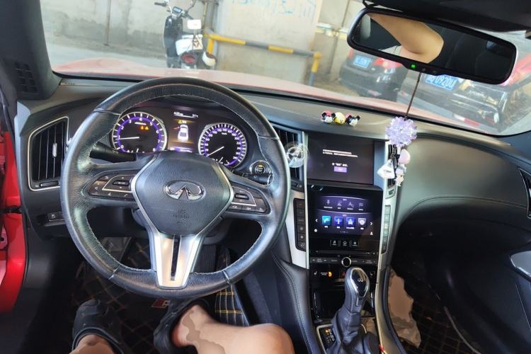 Used Infiniti Q60 2019 2.0T Luxury Edition Center Console