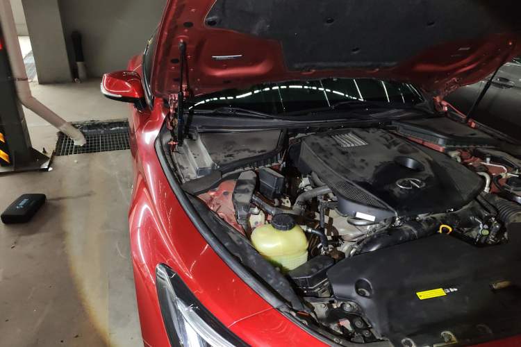 Used Infiniti Q60 2019 2.0T Luxury Edition Engine Bay Right