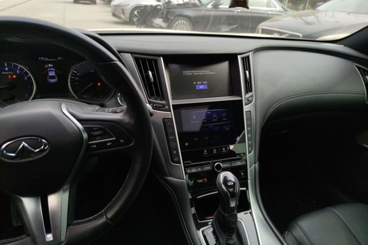 Used Infiniti Q60 2019 2.0T Luxury Edition Center Console
