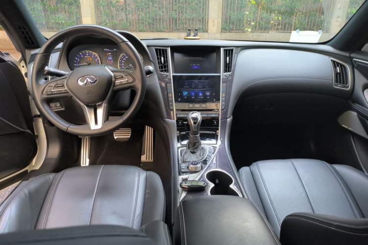 Used Infiniti Q60 2019 S 2.0T Luxury Sport Edition Center Console