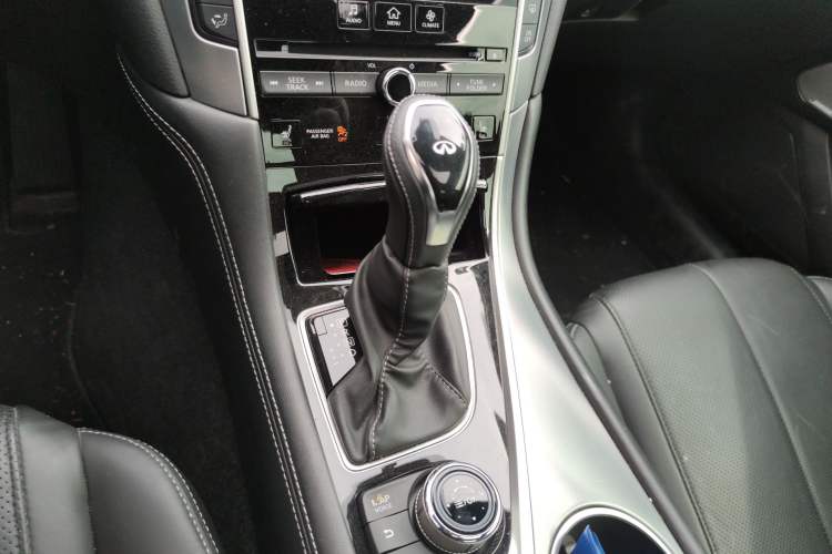 Used Infiniti Q60 2019 2.0T Luxury Edition Gear Lever
