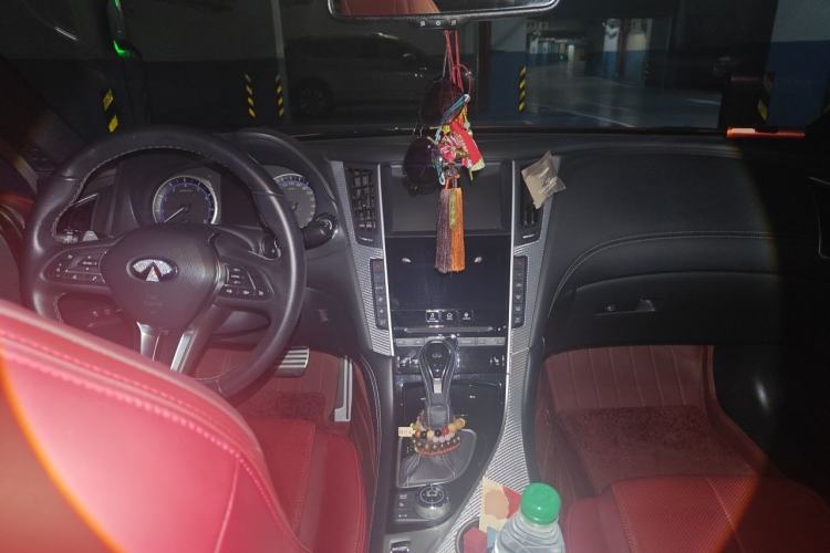 Used Infiniti Q60S  Center Console