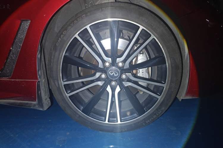 Used Infiniti Q60S  Right Front Wheel Hub
