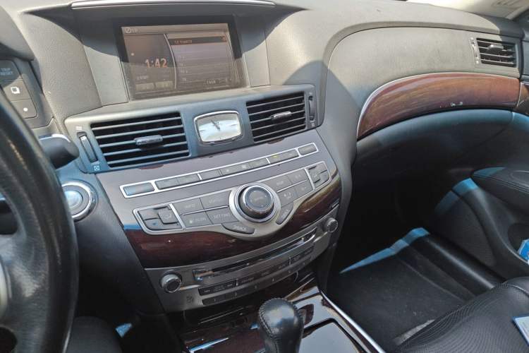 Used Infiniti Q70 2013 Q70L 2.5L Comfort Edition Audio And AC Panel