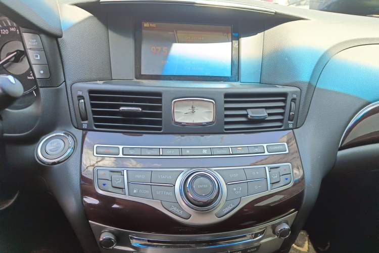 Used Infiniti Q70 2013 Q70L 2.5L Comfort Edition Audio And AC Panel