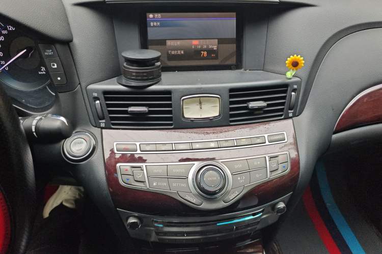 Used Infiniti Q70 2013 Q70L 2.5L Comfort Edition Audio And AC Panel