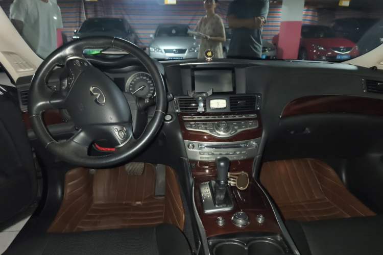 Used Infiniti Q70 2013 Q70L 2.5L Comfort Edition Center Console