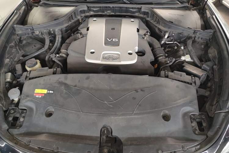 Used Infiniti Q70 2013 Q70L 2.5L Elegance Edition Engine Bay