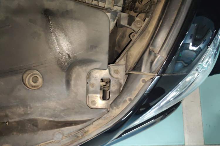Used Infiniti Q70 2013 Q70L 2.5L Comfort Edition Engine Bay Left