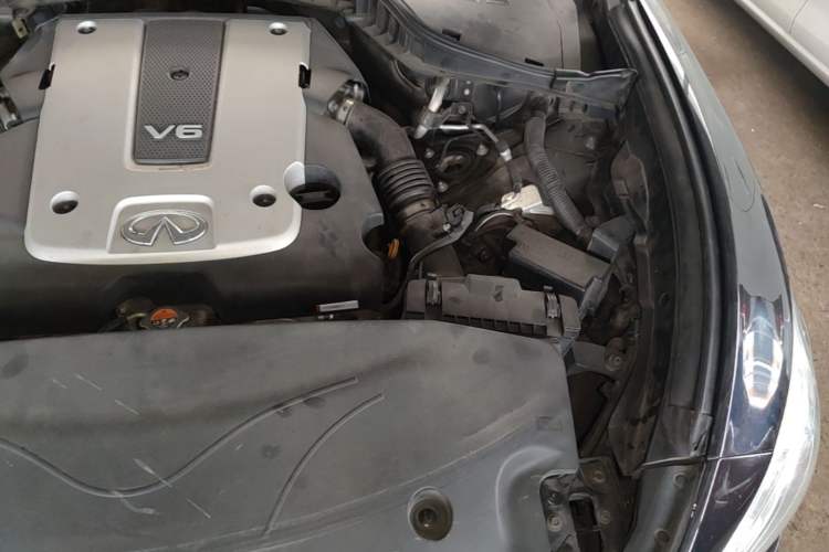 Used Infiniti Q70 2013 Q70L 2.5L Elegance Edition Engine Bay Left
