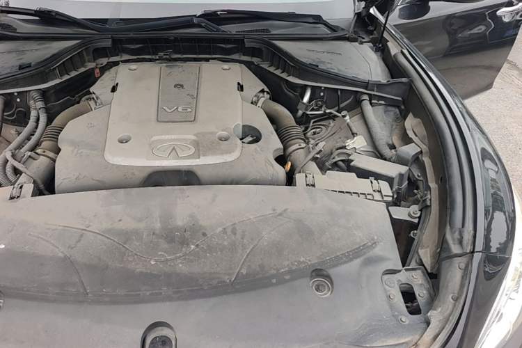 Used Infiniti Q70 2013 Q70L 2.5L Elegance Edition Engine Bay Left