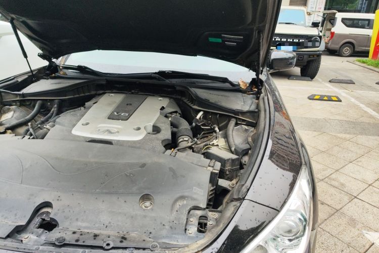 Used Infiniti Q70 2013 Q70L 2.5L Elegance Edition Engine Bay Left