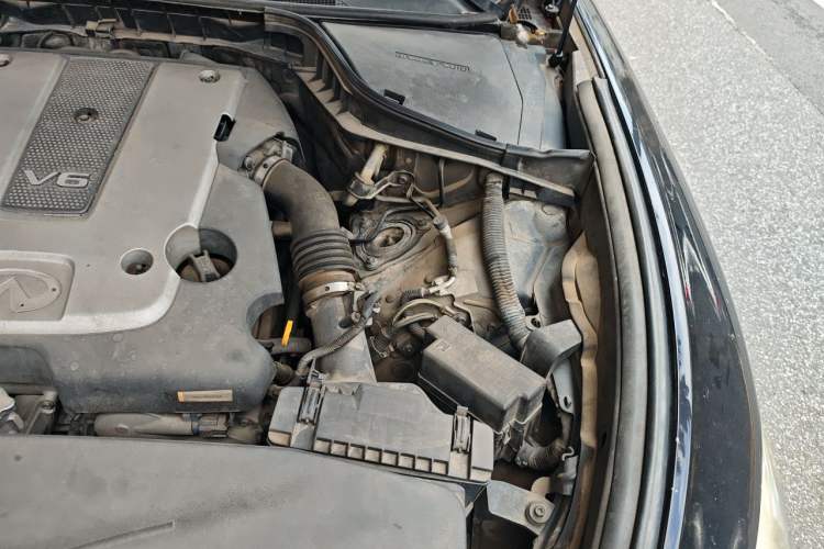 Used Infiniti Q70 2013 Q70L 2.5L Elegance Edition Engine Bay Left