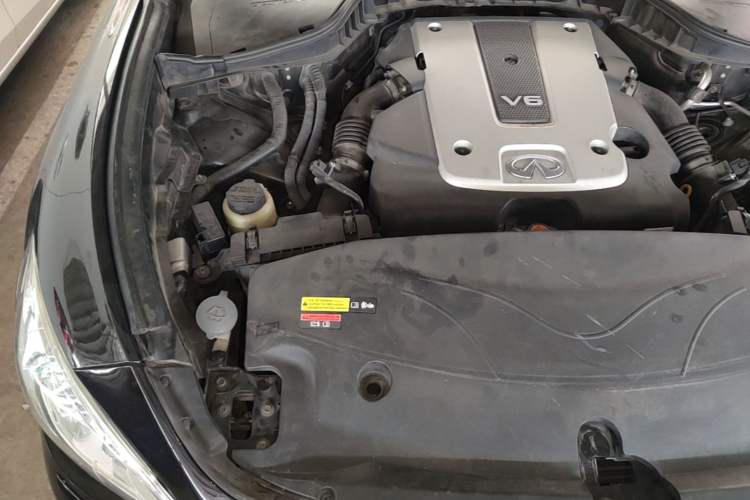 Used Infiniti Q70 2013 Q70L 2.5L Elegance Edition Engine Bay Right