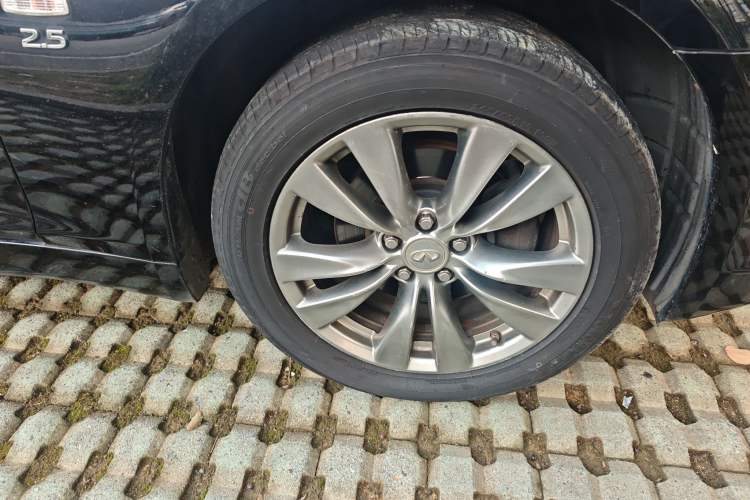 Used Infiniti Q70 2013 Q70L 2.5L Elegance Edition Exterior 4