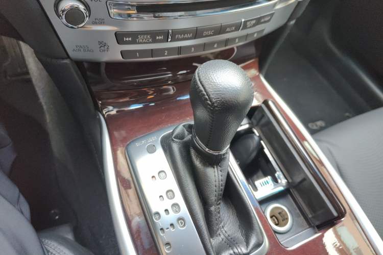 Used Infiniti Q70 2013 Q70L 2.5L Comfort Edition Gear Lever