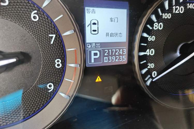 Used Infiniti Q70 2013 Q70L 2.5L Comfort Edition Odometer Close Up