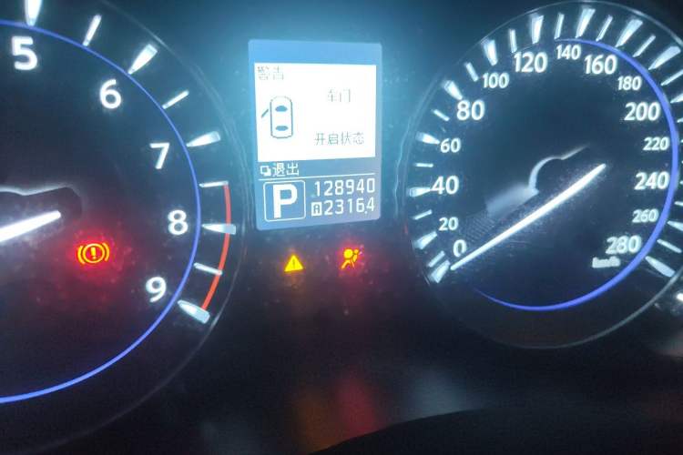 Used Infiniti Q70 2013 Q70L 2.5L Elegance Edition Odometer Close Up