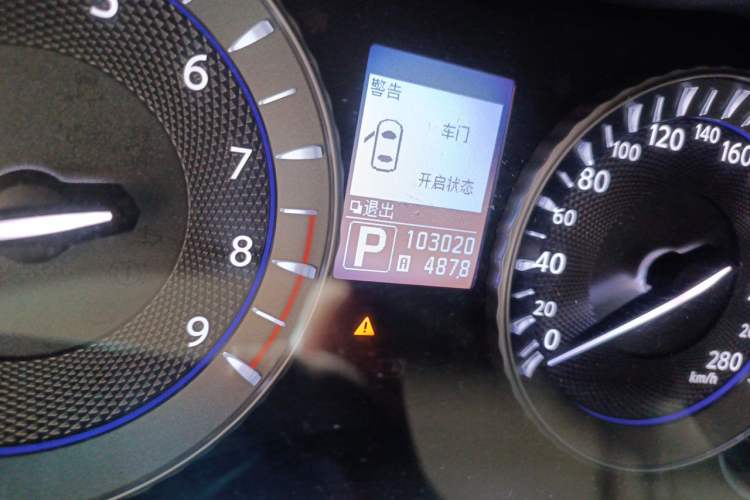 Used Infiniti Q70 2013 Q70L 2.5L Comfort Edition Odometer Close Up