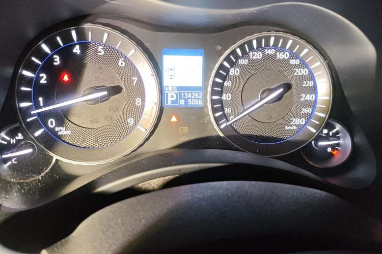Used Infiniti Q70 2013 Q70L 2.5L Comfort Edition Odometer Close Up