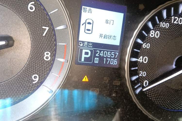 Used Infiniti Q70 2013 Q70L 2.5L Comfort Edition Odometer Close Up