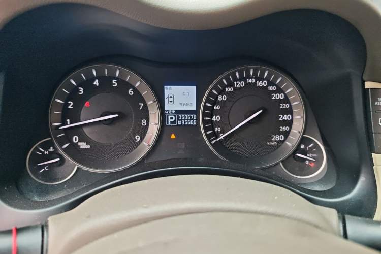 Used Infiniti Q70 2013 Q70L 2.5L Elegance Edition Odometer Close Up