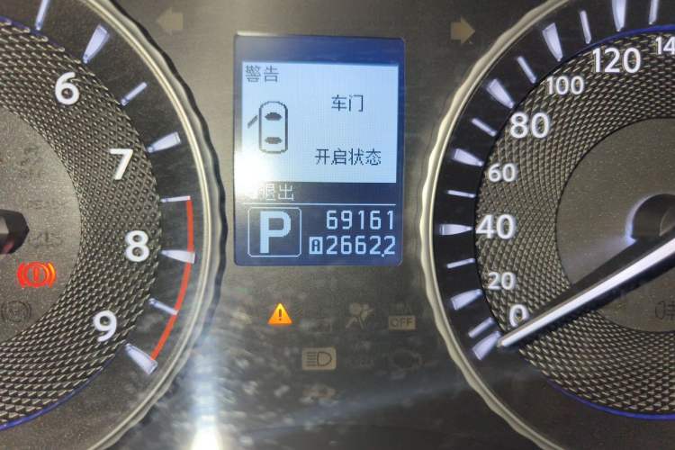 Used Infiniti Q70 2013 Q70L 2.5L Comfort Edition Odometer Close Up
