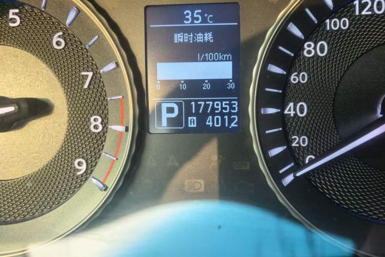 Used Infiniti Q70 2013 Q70L 2.5L Comfort Edition Odometer Close Up
