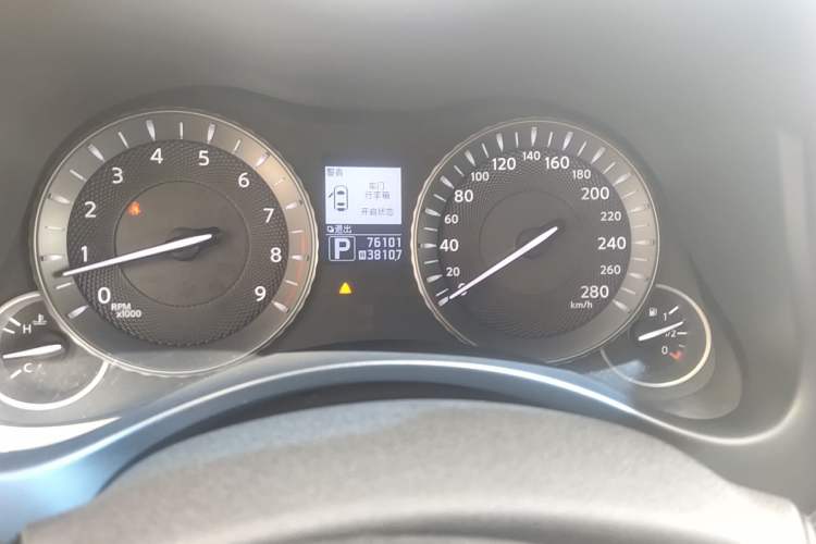 Used Infiniti Q70 2013 Q70L 2.5L Comfort Edition Odometer Close Up