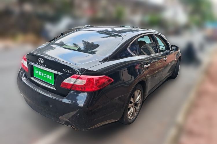 Used Infiniti Q70 2013 Q70L 2.5L Elegance Edition Rear Right 45 Deg
