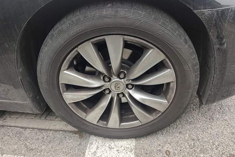 Used Infiniti Q70 2013 Q70L 2.5L Elegance Edition Right Front Wheel Hub