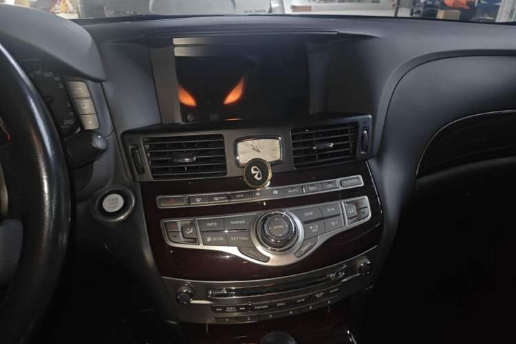 Used Infiniti Q70 2013 Q70L 2.5L Comfort Edition Audio And AC Panel