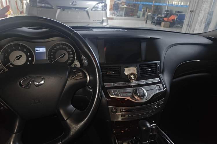 Used Infiniti Q70 2013 Q70L 2.5L Comfort Edition Center Console